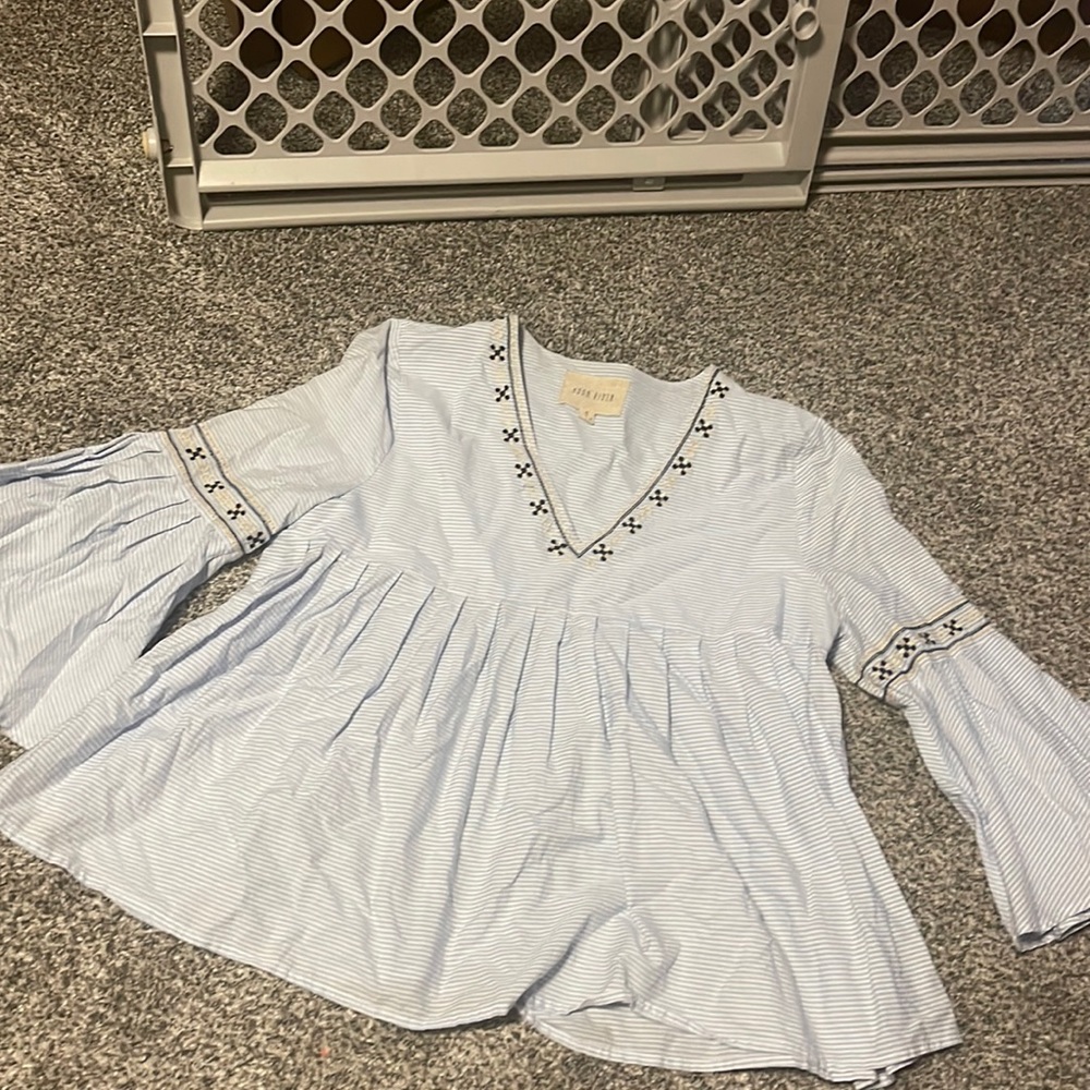 moon river embroidered top - size M - excellent condition
